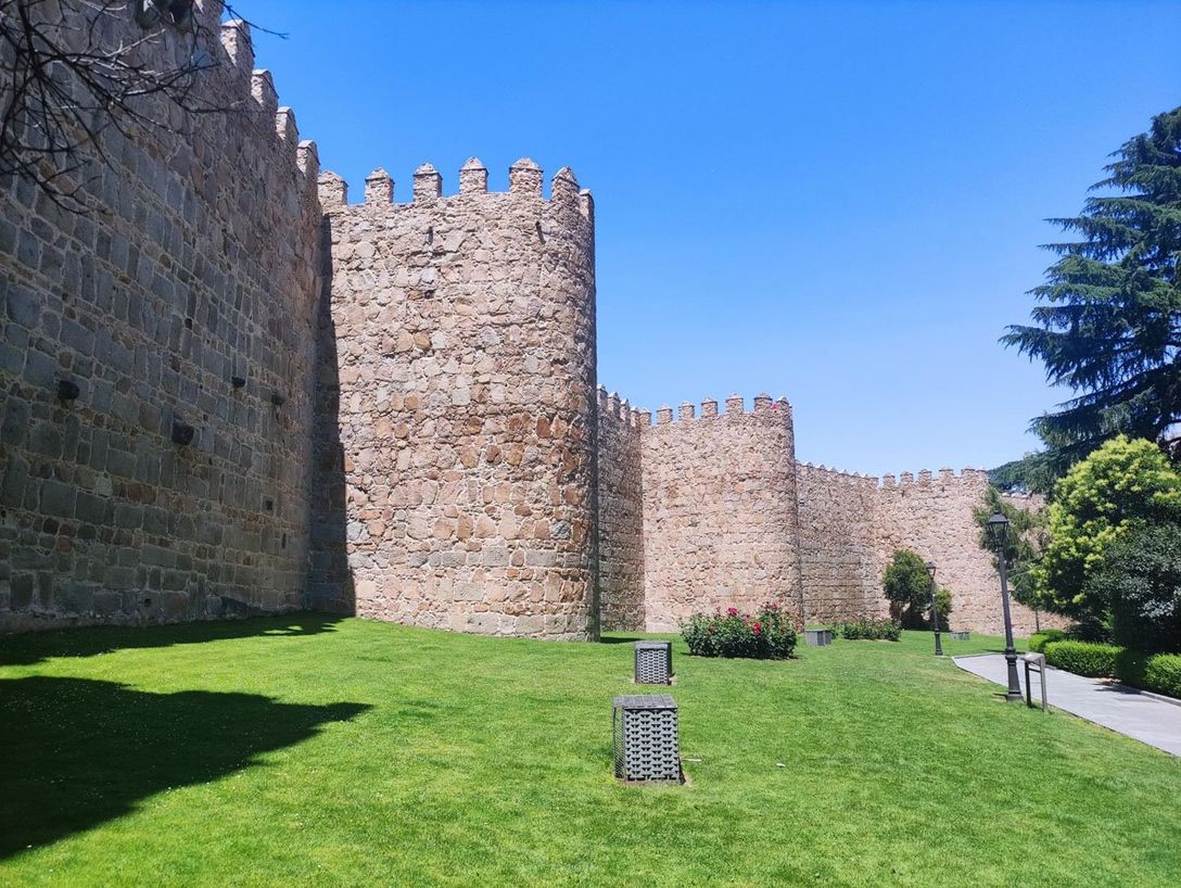 Lienzo de la muralla de Ávila con sus cubos y almenas