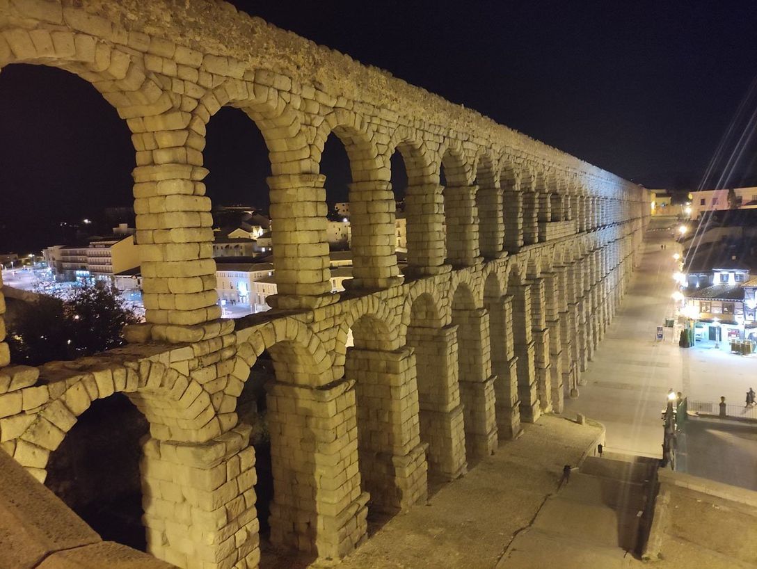 El Acueducto de Segovia iluminado de noche