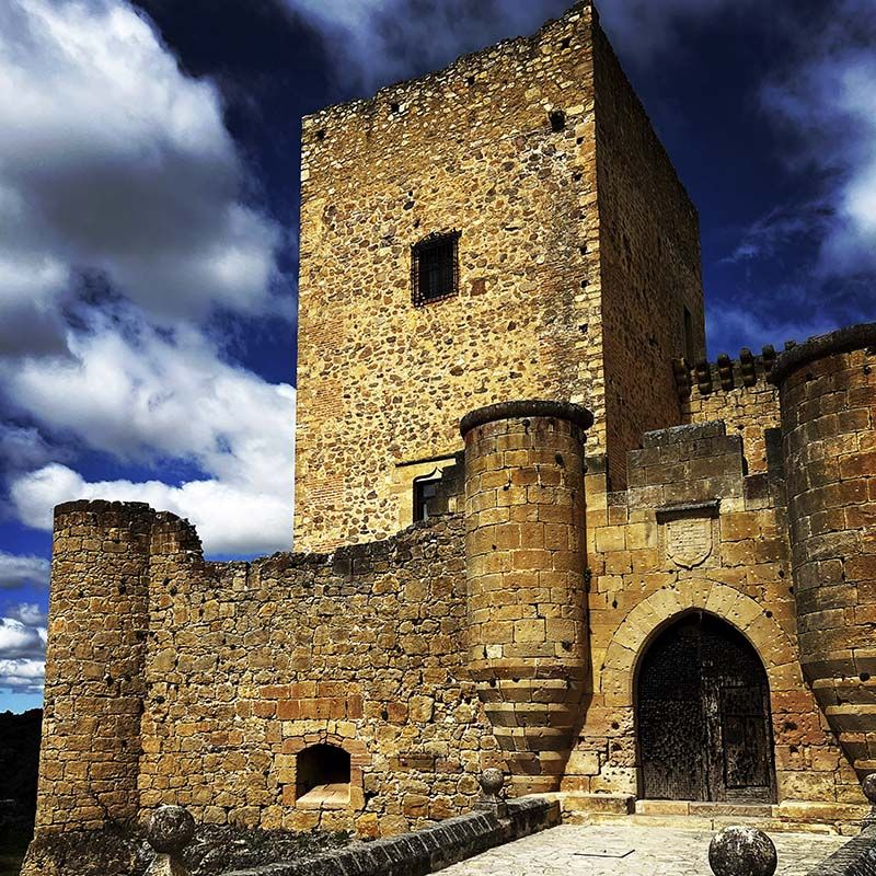 El castillo de Pedraza recortado sobre el cielo