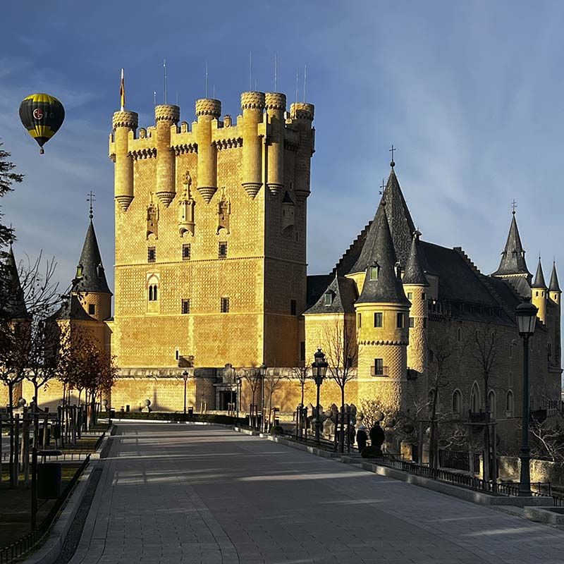 El Alcázar de Segovia visto desde el paseo de acceso