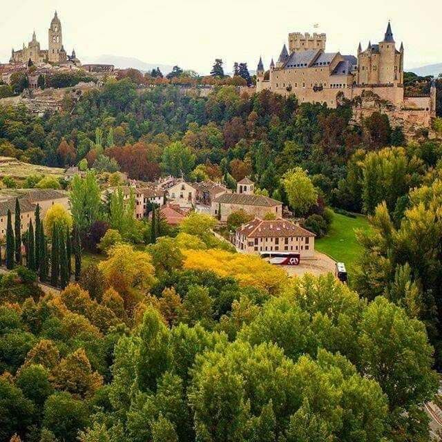 El valle del Eresma con la ciudad de Segovia al fondo